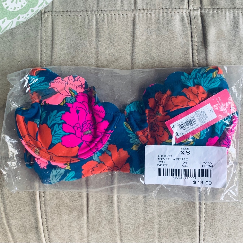 New in package! scalloped underwire bikini top